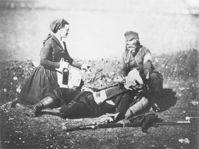 Een verpleegster verzorgt een gewonde man in de Krim, ca. 1855 door English Photographer